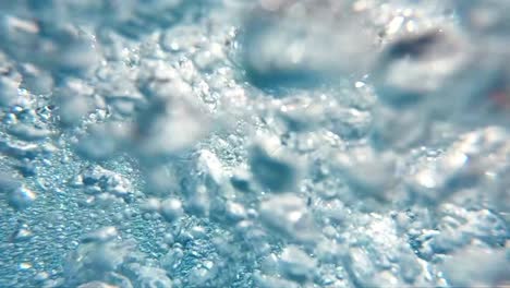 air bubbles disperse under water