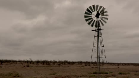 este viejo molino de viento gira para enfrentar la tormenta que se aproxima generando energía o bombeando agua a medida que gira