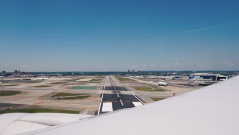 Vista-Desde-La-Ventana-De-Un-Avión-Que-Aterriza-En-Un-Gran-Aeropuerto
