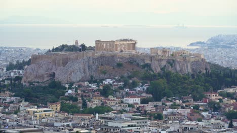 establecimiento de tiro vista de la acrópolis de atenas desde el punto de vista de la colina de lycabettus, atenas