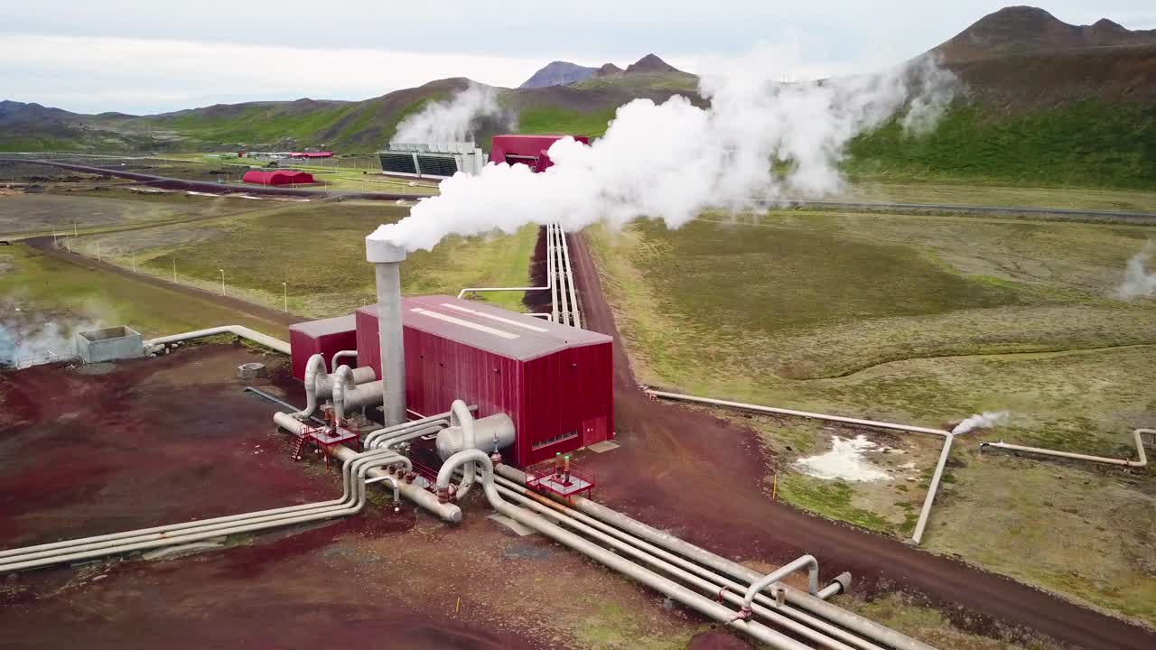 청정 전기를 생산하는 아이슬란드 크라플라 지열 발전소 상공의 드론 항공 8