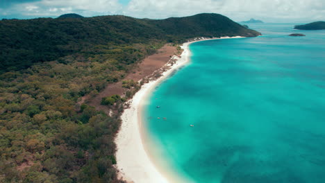 Holiday-Aerial-cinematic-of-a-beach,-in-Airlie-Beach