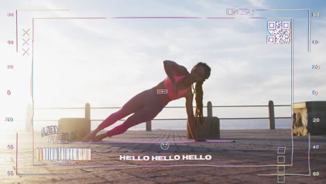 animación digital de la interfaz del videojuego contra una mujer practicando yoga en el paseo marítimo