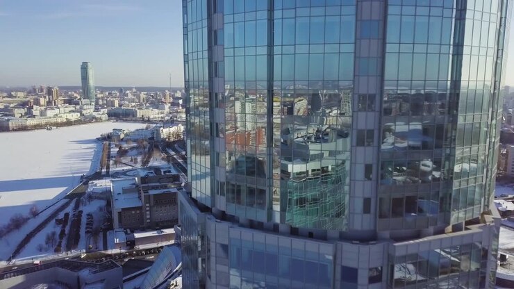 Grattacielo in una città invernale