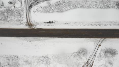 Vista-Aérea-De-La-Carretera-Cubierta-De-Nieve