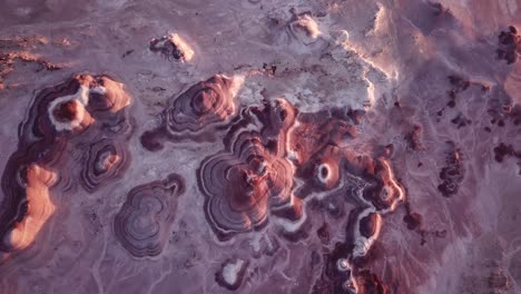 otro paisaje planetario en la tierra, vista aérea de pájaro de formaciones rocosas de arenisca rayada en el desierto de utah, estados unidos
