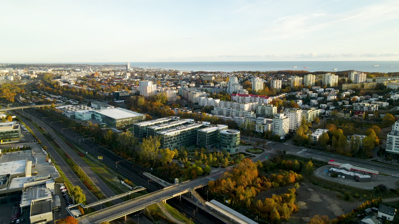 폴란드 그디니아 시의 철도와 고속도로 사이에 있는 ppnt 비즈니스 센터