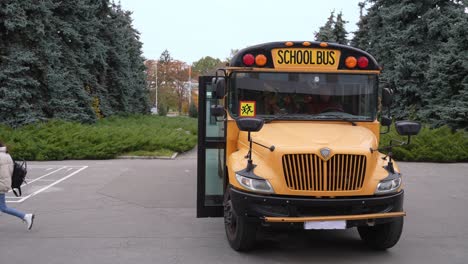 multinataional students getting off school bus