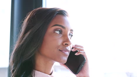 mujer de negocios creativa hablando por teléfono