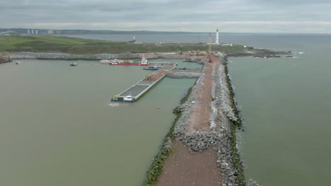 Una-Vista-Aérea-Del-Progreso-De-Los-Trabajos-De-Construcción-En-El-Nuevo-Puerto-Sur-De-Aberdeen-En-Nigg-Bay-En-Un-Día-Nublado