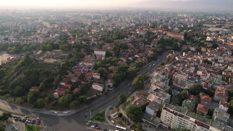 paisaje urbano de plovdiv, drones aéreos que vuelan por encima de la carretera transitada al sitio arqueológico sobre la colina