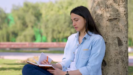 chica india escribiendo
