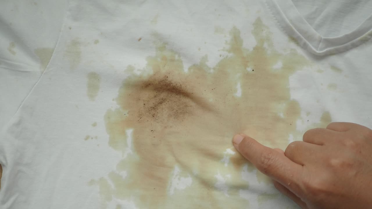 얼룩이 있는 더러운  티셔츠