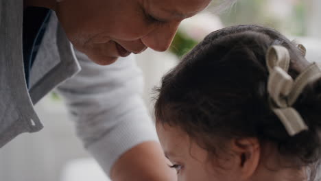 Abuela-Besando-Suavemente-A-La-Niña-En-La-Frente-Mostrando-Amor-Por-Su-Nieta-Abuela-Orgullosa-Sintiendo-Amor-Por-Su-Nieto-4k