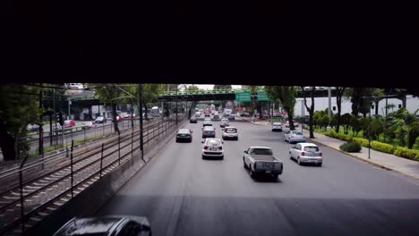 Vista-De-La-Avenida-Mexicana-Con-Un-Dron-Siguiendo-Autos-Debajo-De-Un-Puente