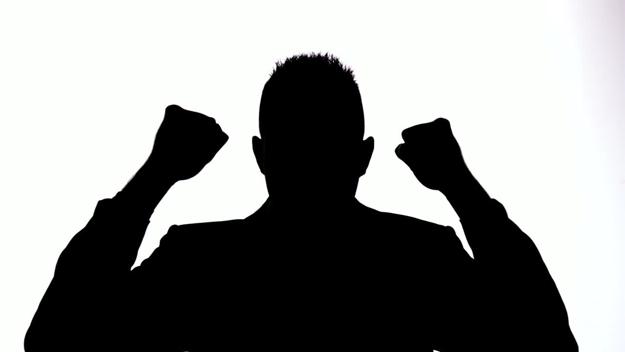 색 배경 에 환호 하는 사업가 의 실루