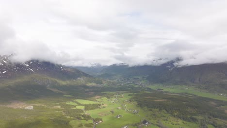 Drohnenschuss-Aus-Dem-Norwegischen-Tal-An-Einem-Bewölkten-Tag