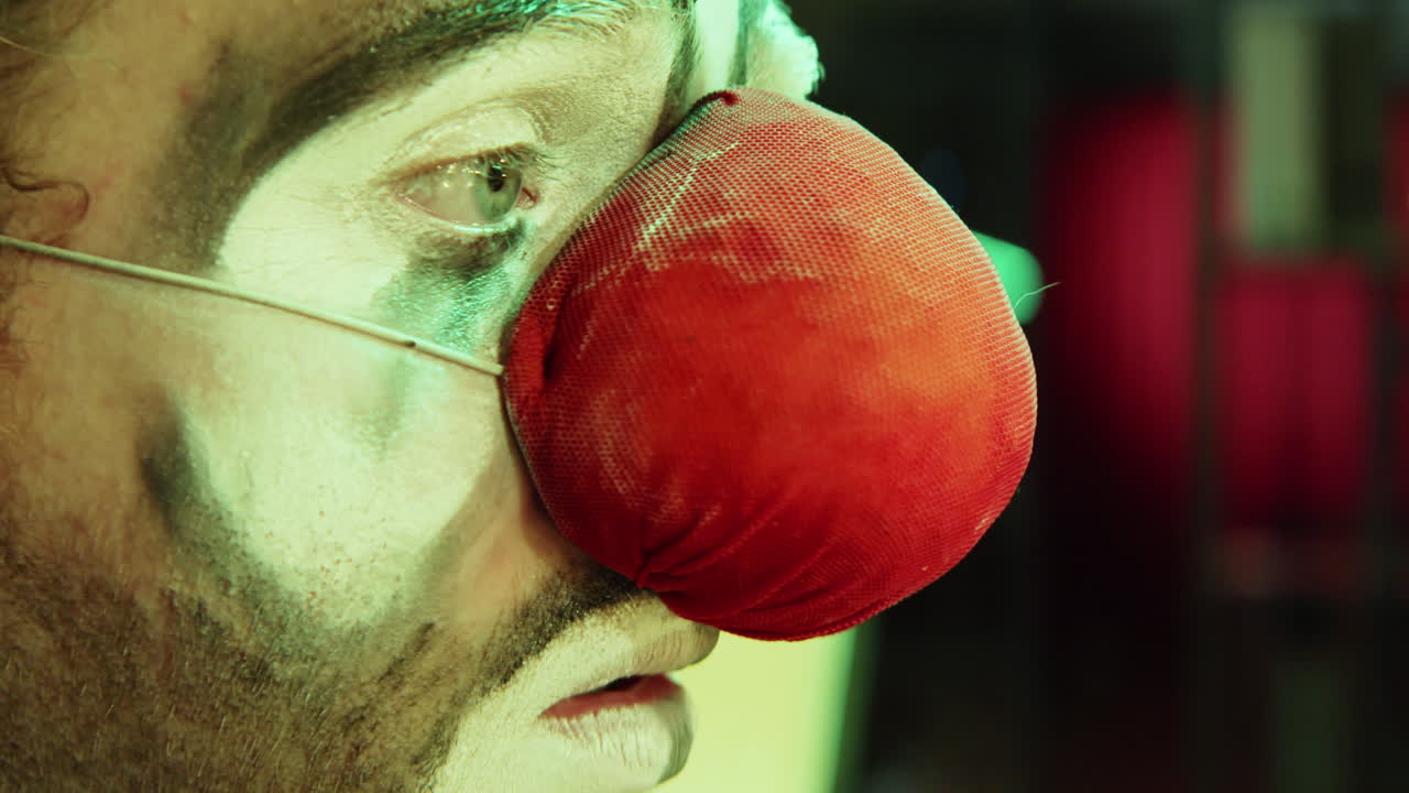 el payaso triste tratando de sonreír