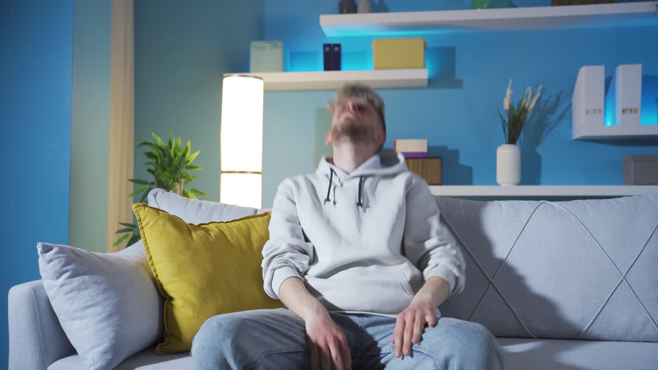 молодой человек с проблемами, такими как биполярное расстройство и тревожность, депрессивен и безнадежен.