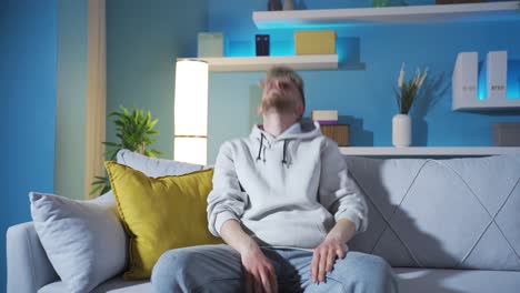 un joven con problemas como el trastorno bipolar y la ansiedad está deprimido y sin esperanza.