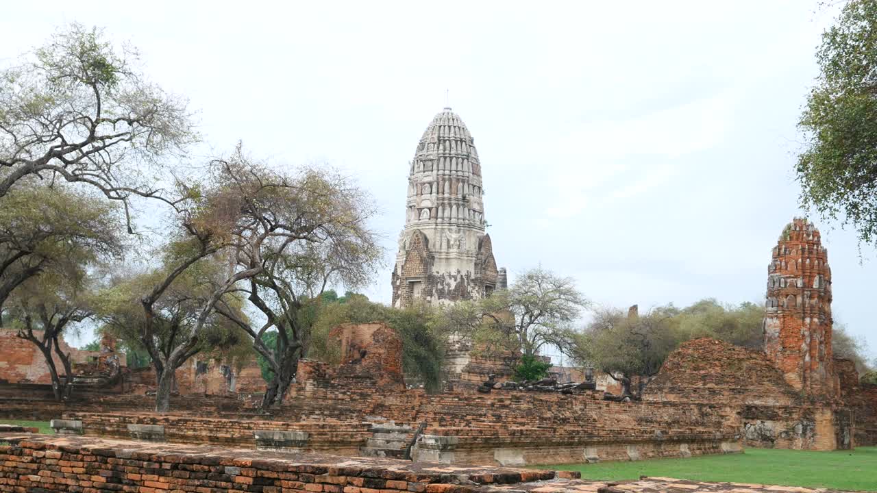 ruinas del antiguo templo budista de wat ratchaburana (wat rat burana). ayutthaya, tailandia