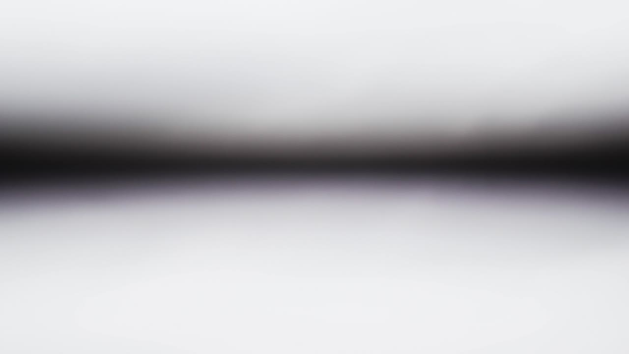 Linee astratte monocromatiche che cambiano larghezza.