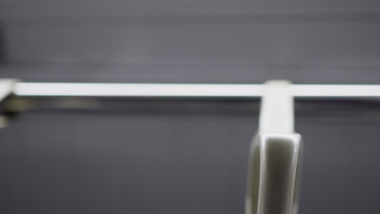 기차가 움직이고 카메라가 흔들리고 대상이 오른쪽에 있습니다.