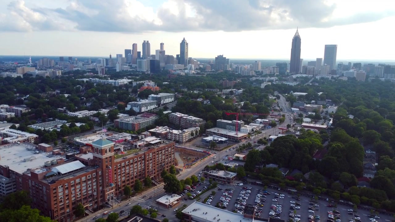 Images de drone de la skyline d'Atlanta