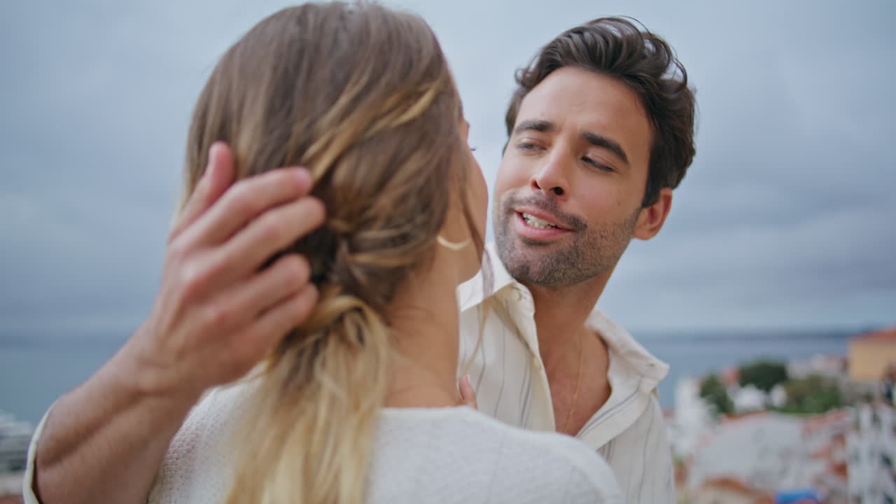 사랑하는 커플이 바다에서 신혼여행을 즐기고 있습니다. 사랑하는 사람들의 친밀한 순간.