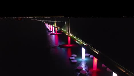 Nächtliche-Drohnenaufnahmen-Der-Sunshine-Skyway-Hängebrücke-Im-Hillsborough-County,-Florida