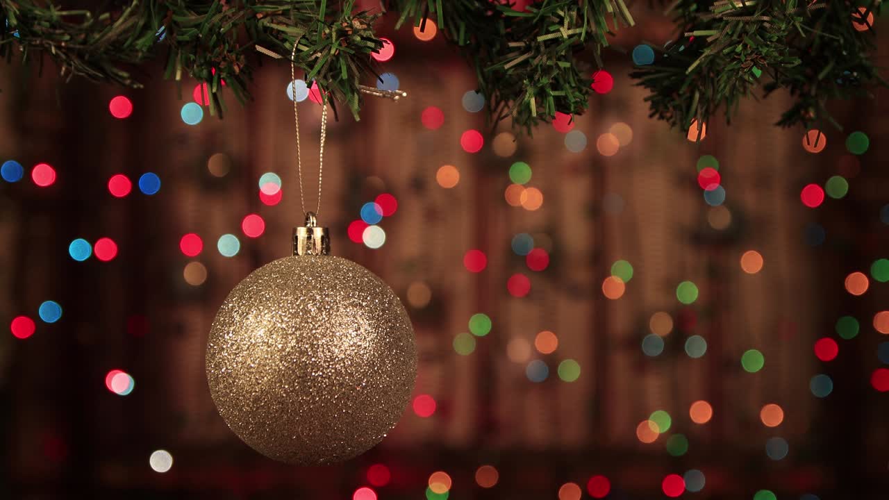 decoración para el año nuevo - una bola de plata brillante de cerca.