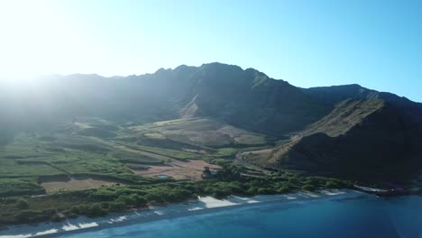 Toma-De-Drone-Que-Muestra-El-Hermoso-Valle-De-Makua-Y-La-Playa-De-Makua-Al-Amanecer-En-Oahu,-Hawaii