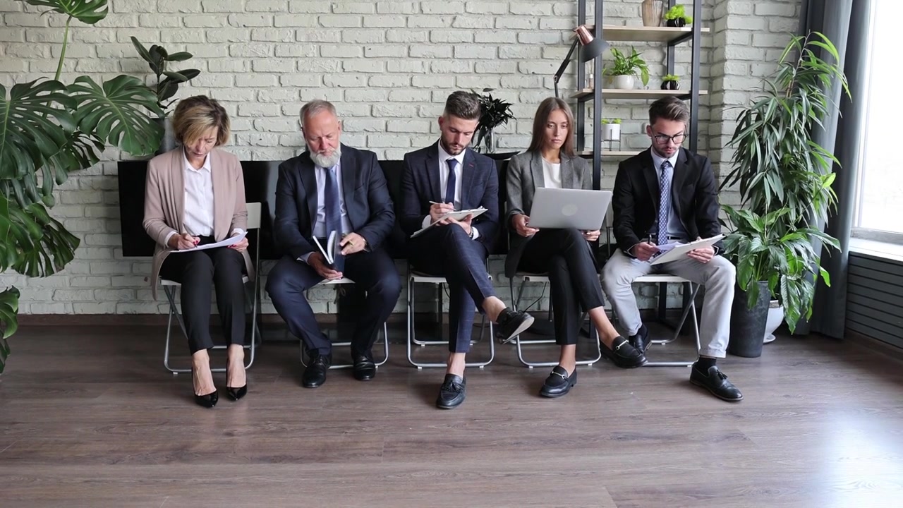 Candidati professionali seduti nella sala d'attesa dell'ufficio