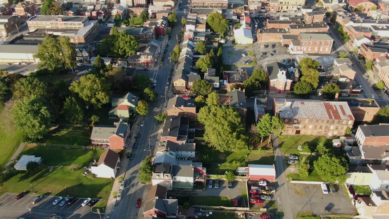 tiro inclinado hacia arriba para revelar el distrito de columbia, pequeña ciudad de américa, lancaster, pennsylvania, ee.uu.