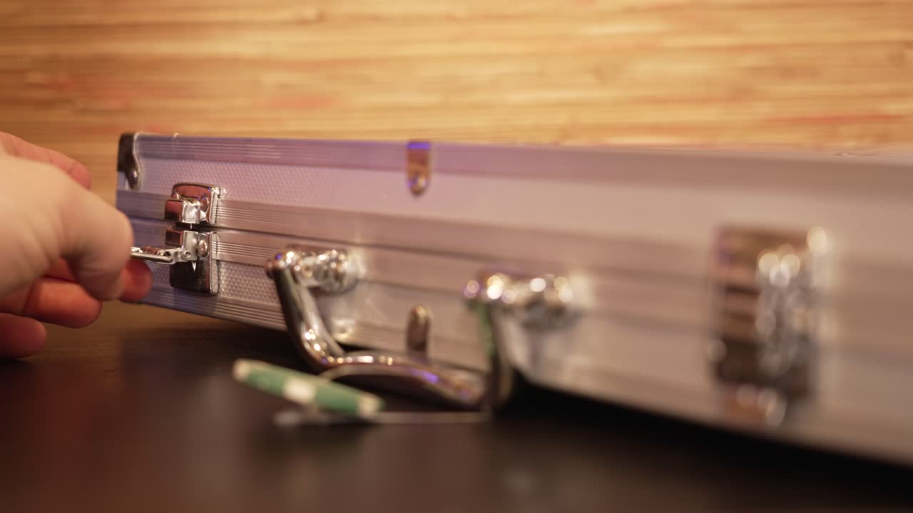 느린 움직임 - 케이스가 닫히고 그 다음에 클로즈업으로  ⁇ 혔습니다.