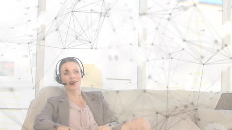 animación de la red de conexiones sobre mujer de negocios con auriculares en la oficina
