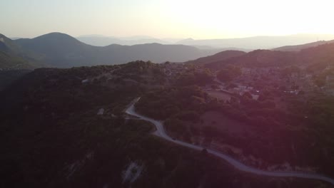 Coche-Subiendo-La-Colina-A-La-Montaña-Con-Una-Ciudad-En-La-Colina