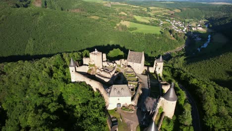 El-Castillo-De-Bourscheid-Se-Encuentra-Cerca-Del-Pueblo-De-Bourscheid,-En-El-Norte-De-Luxemburgo.