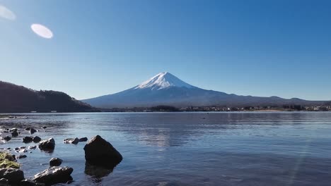 Vista-Sobre-El-Monte-Fuji-Desde-El-Lago-Y-Se-Refleja-En-El-Lago-Kawagachiko