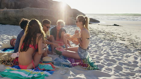 Grupo-Multiétnico-De-Amigos-En-La-Playa-Pasando-El-Rato