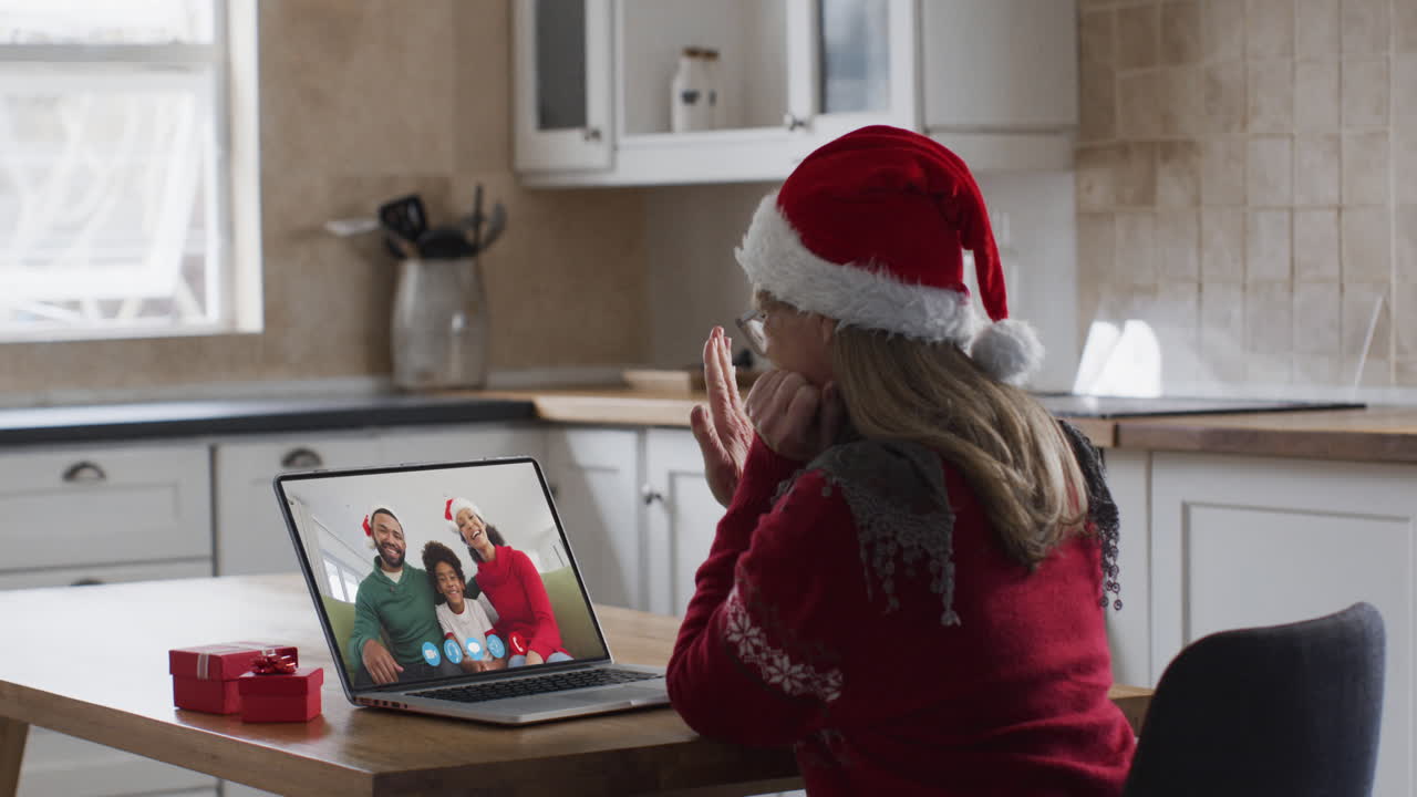 mujer caucásica pasando el tiempo en casa con sombrero de papá noel
