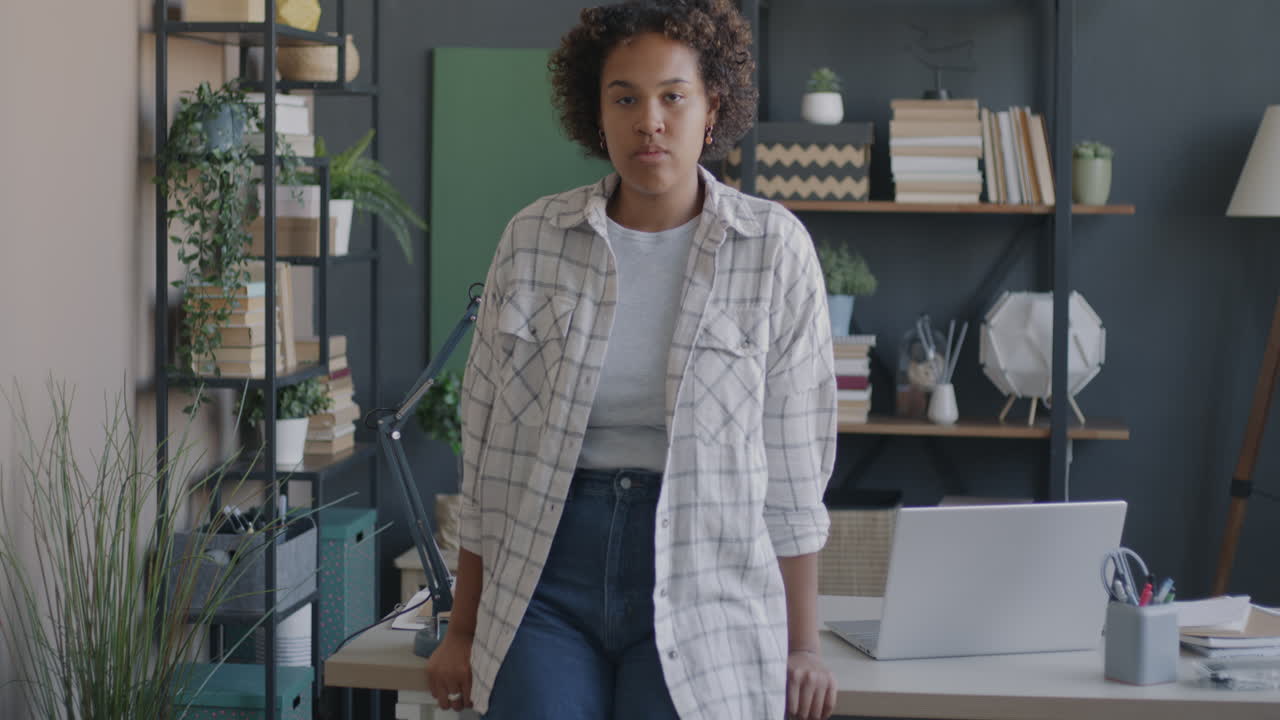 mujer trabajando en la oficina en casa