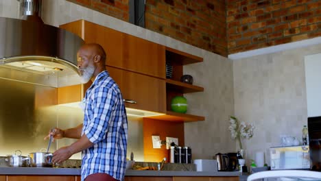 Senior-man-preparing-vegetable-in-kitchen-4k