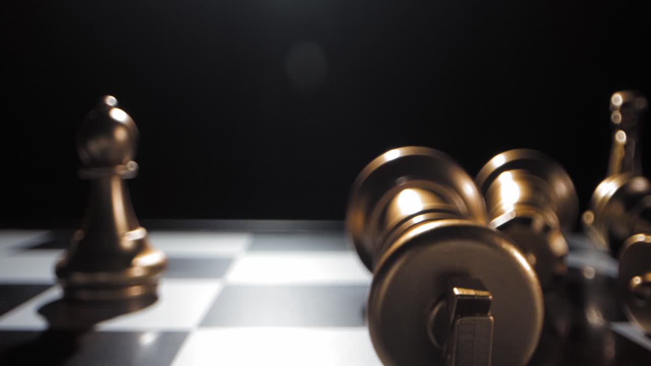 foto macro de una pieza del rey siendo derribada por su enemigo