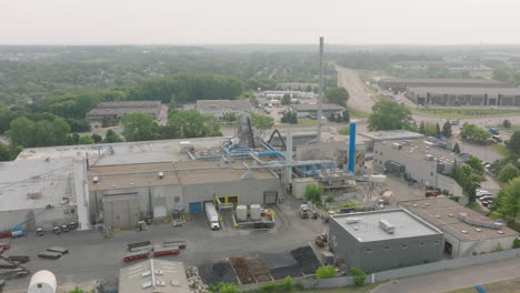 vista aérea de las operaciones diurnas en una fábrica industrial de américa del norte