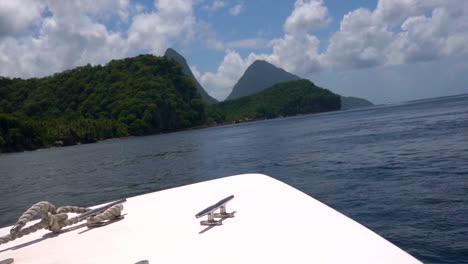 vista de una proa de barco navegando a lo largo de la costa de st.