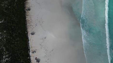 Vista-De-Arriba-A-Abajo-De-4k60-De-La-Playa-Lucky-Bay-En-Australia-Con-Arena-Blanca-Y-Un-Océano-Azul