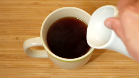 Milch-Wird-In-Eine-Tasse-Tee-Gegossen
