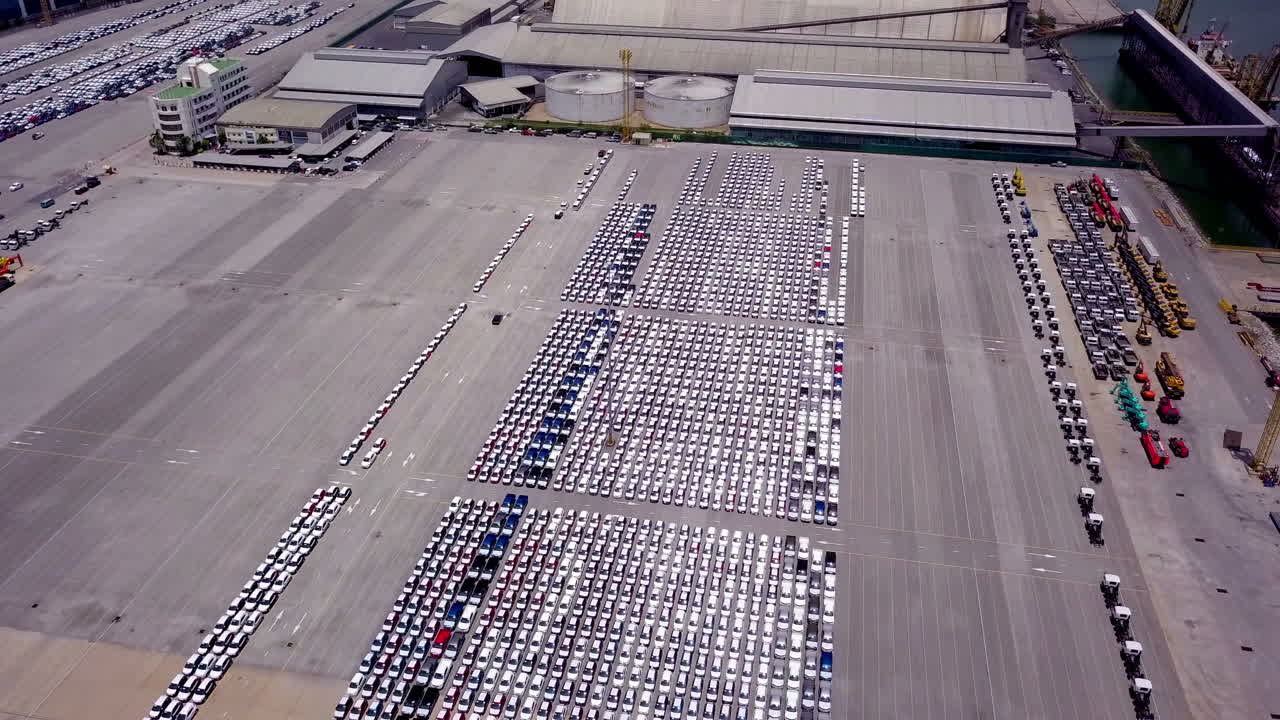 vista aérea del concepto de logística de vehículos comerciales, automóviles y camionetas que esperan ser cargados en un buque de transporte de automóviles rodante