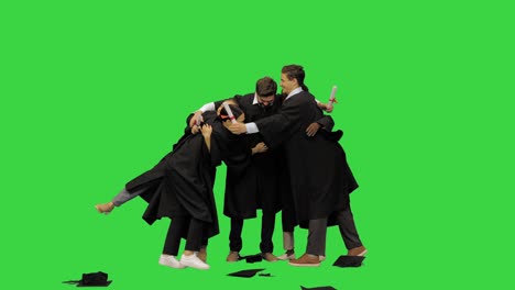 escena de graduación, amigos celebrando, animando, abrazando, lanzando sombreros en el aire en una pantalla verde, llave de croma